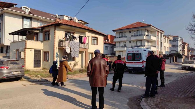 Evinde Bıçaklı Hırsızı Gören Kadın Çocuğu İle Balkondan Atladı
