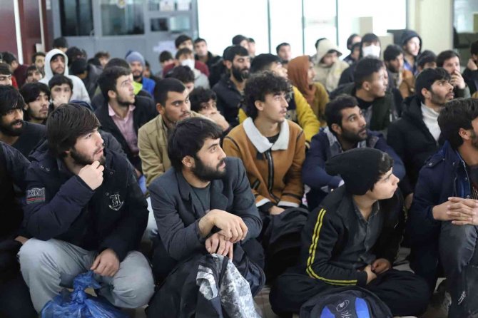 227 Düzensiz Göçmen Ağrı’dan Ülkelerine Gönderildi
