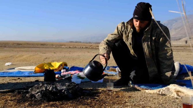 Zemheri Ayında Kar Yağmayınca Küçükbaş Hayvanlar Yeniden Meralara Çıkarıldı