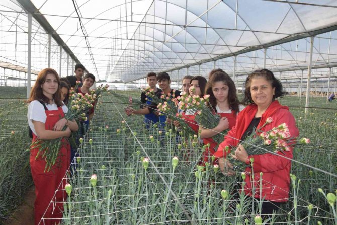 Tarımın Geleceğine Eğitimli Kadın Eli Değecek
