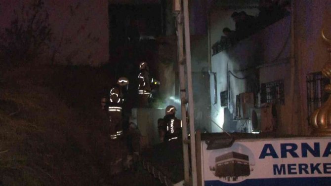 Arnavutköy’de Gece Saatlerinde Aile Sağlığı Merkezi Yanında Trafo Yandı