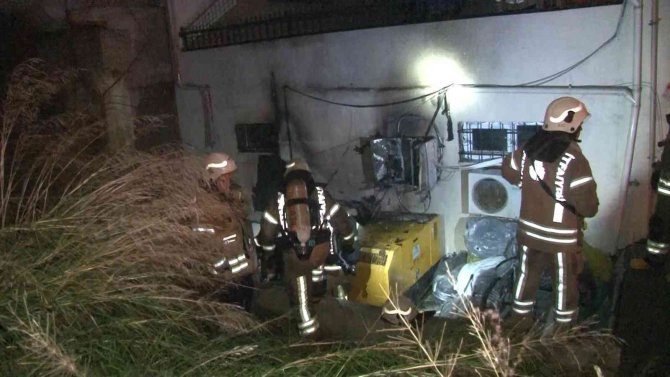 Arnavutköy’de Gece Saatlerinde Aile Sağlığı Merkezi Yanında Trafo Yandı