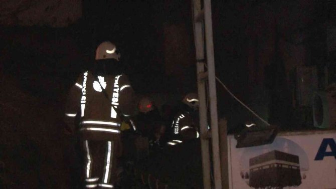 Arnavutköy’de Gece Saatlerinde Aile Sağlığı Merkezi Yanında Trafo Yandı