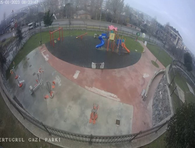 Arnavutköy’de Kazaya Karışan Hafif Ticari Araç, Çayırlık Alana Uçtu