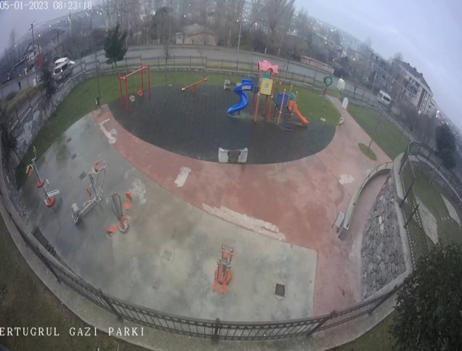 Arnavutköy’de Kazaya Karışan Hafif Ticari Araç, Çayırlık Alana Uçtu