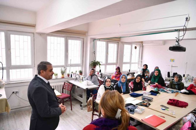 Balıkesir’de Okuma Yazma Bilmeyen 4 Kadına Eğitim