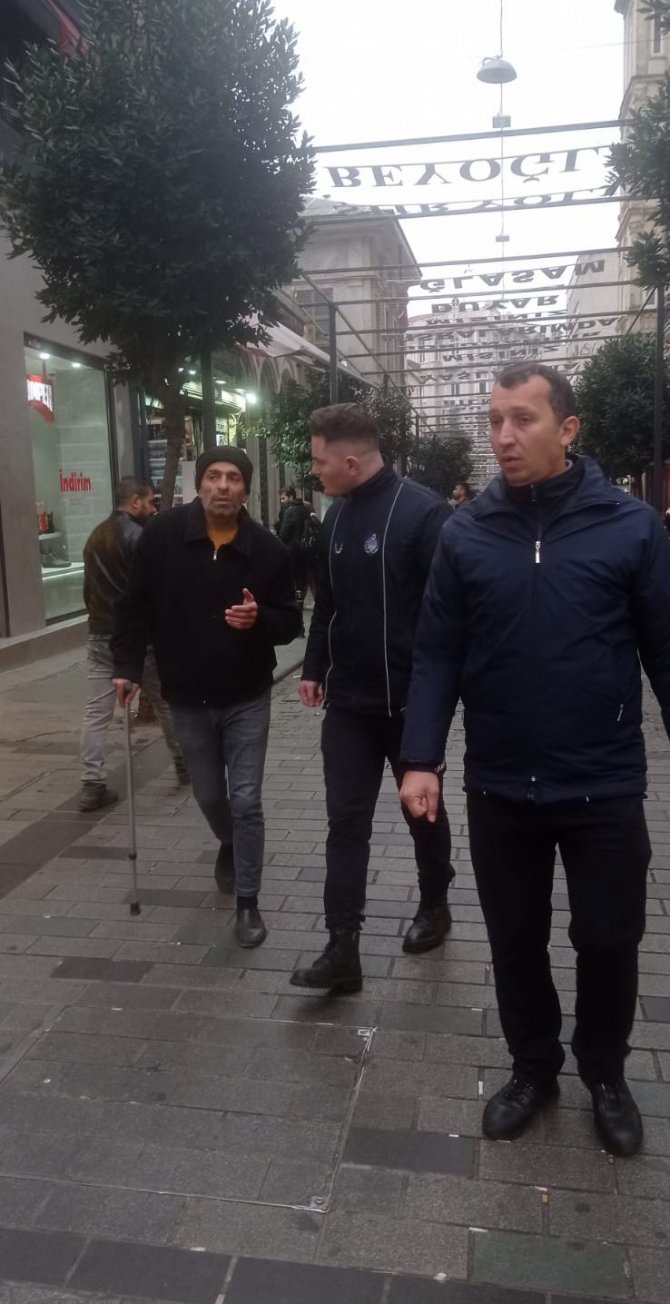 Dilencinin Bastonundan Çıkan Paralar Şoke Etti