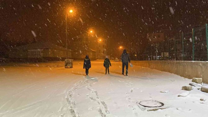 Her Kış Metrelerce Karın Yağdığı Karlıova Yeni Beyaza Büründü
