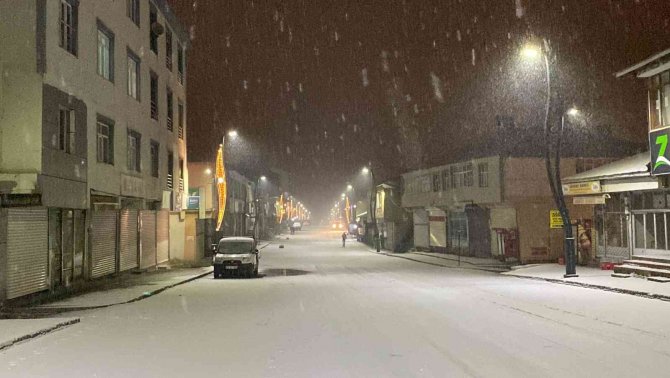 Her Kış Metrelerce Karın Yağdığı Karlıova Yeni Beyaza Büründü