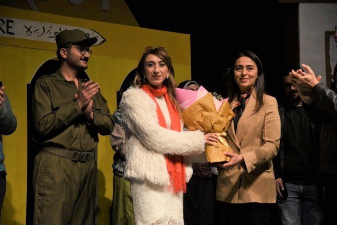 ’Bir Ölür Bin Diriliriz’ Tiyatro Oyunu İzleyiciden Tam Not Aldı