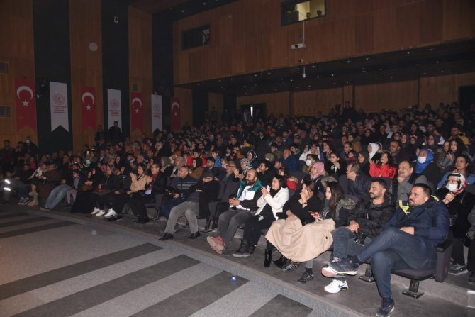 ’Bir Ölür Bin Diriliriz’ Tiyatro Oyunu İzleyiciden Tam Not Aldı