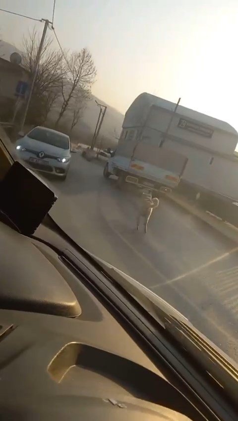 Bursa’da Kamyonete Bağladığı Köpeğe Eziyet Ederek Götürdü