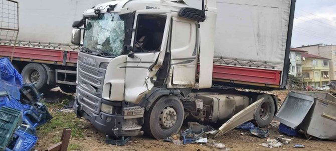 Virajı Alamayan Tır Evin Bahçesine Böyle Girdi