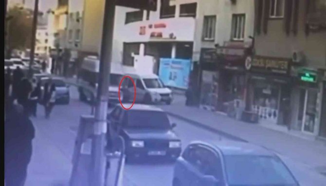 Bursa’da Yola Atlayan Küçük Kıza Minibüs Çarptı