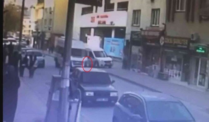 Bursa’da Yola Atlayan Küçük Kıza Minibüs Çarptı