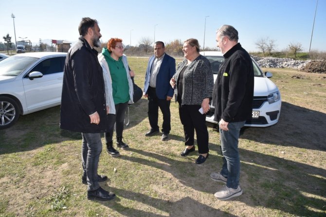 Başkan Erdem’den Büyükmangıt’a 2 Halı Saha