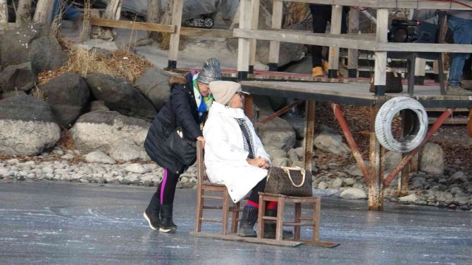 Yüzeyi Buzla Kaplanan Çıldır Gölü Misafirlerini Ağırlamaya Başladı
