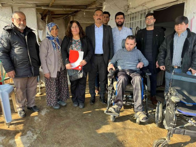 Buldan’da Engelli İki Kardeş Tekerlekli Sandalyeyle Sevindi