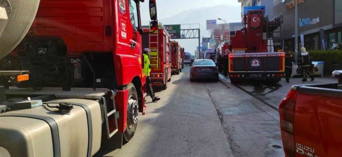 Mobilya Dükkanında Çıkan Yangın Büyümeden Söndürüldü