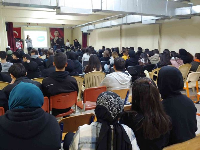 Sağlık Müdürlüğünden Gençlere Ergenlik Eğitimi