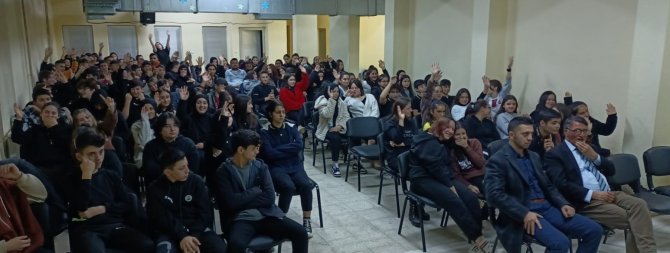 Sağlık Müdürlüğünden Gençlere Ergenlik Eğitimi