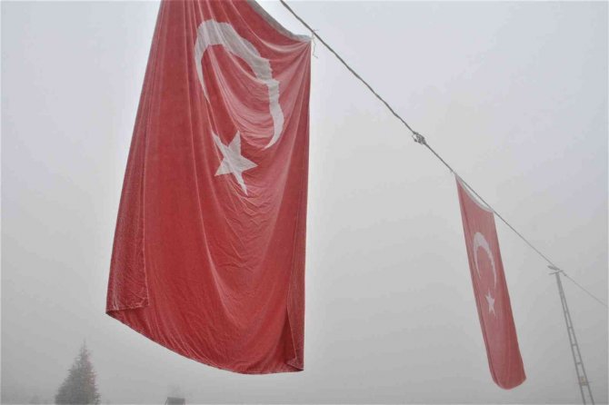 Elazığ’da Havuzlar Dondu, Bayrak Buz Tuttu