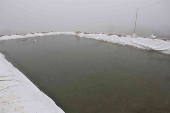 Elazığ’da Havuzlar Dondu, Bayrak Buz Tuttu