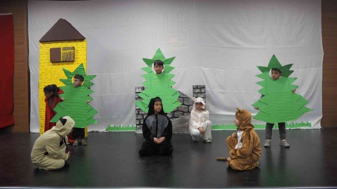 İ̇lkokul Öğrencilerinden Tiyatro Gösterisi