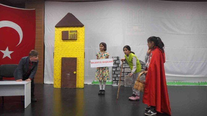 İ̇lkokul Öğrencilerinden Tiyatro Gösterisi