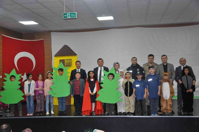 İ̇lkokul Öğrencilerinden Tiyatro Gösterisi