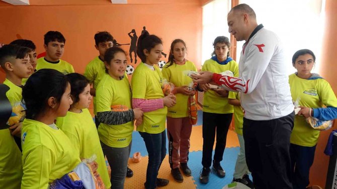 Milli Basketbolcu Hasan Aksoyak, Şampiyonları Sevindirdi