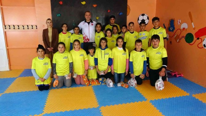 Milli Basketbolcu Hasan Aksoyak, Şampiyonları Sevindirdi