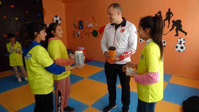 Milli Basketbolcu Hasan Aksoyak, Şampiyonları Sevindirdi