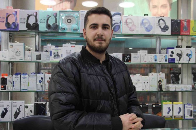 Anne-çocuk Görünümlü Hırsızlar Telefoncu Dükkanlarını Mesken Tuttu