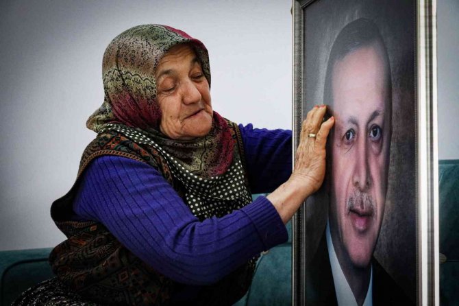 Zülfiye Nine, Dualar Eşliğinde Hazırladığı Yaprak Sarmalarını İkram Etmek İçin Cumhurbaşkanı Erdoğan’ı Bekliyor