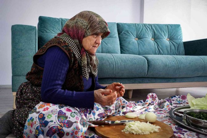 Zülfiye Nine, Dualar Eşliğinde Hazırladığı Yaprak Sarmalarını İkram Etmek İçin Cumhurbaşkanı Erdoğan’ı Bekliyor