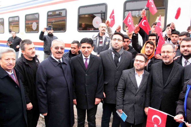 Bakan Kasapoğlu, Yozgat’ta Mola Verip Gençlerle Bir Araya Geldi