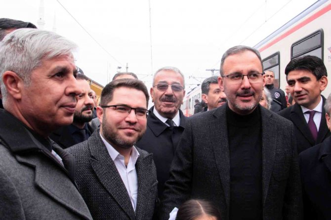 Bakan Kasapoğlu, Yozgat’ta Mola Verip Gençlerle Bir Araya Geldi