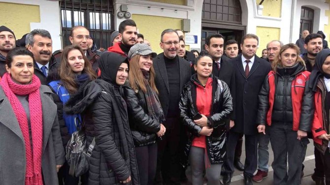 Bakan Kasapoğlu Kırıkkaleli Gençlere Müjdeyi Verdi: "Spor Salonunun İnşasına Başladık"