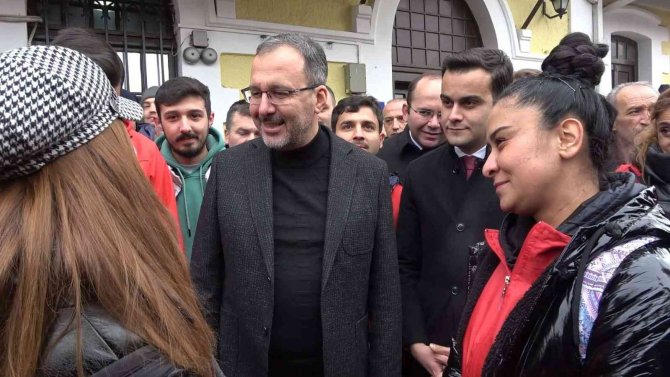 Bakan Kasapoğlu Kırıkkaleli Gençlere Müjdeyi Verdi: "Spor Salonunun İnşasına Başladık"