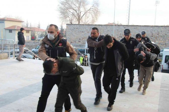 "Kökünü Kurutma Operasyonunda" 33 Kişi Adliyede