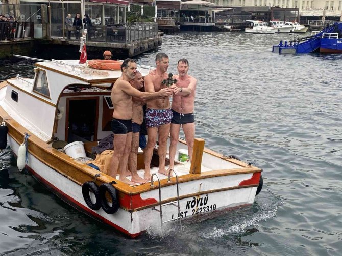 Üsküdar’da Denizden Haç Çıkarma Töreni Yapıldı