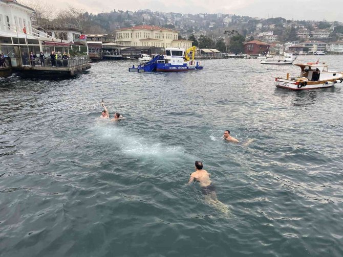 Üsküdar’da Denizden Haç Çıkarma Töreni Yapıldı