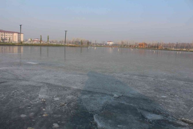 Iğdır Millet Bahçesi’ndeki Havuz Dondu