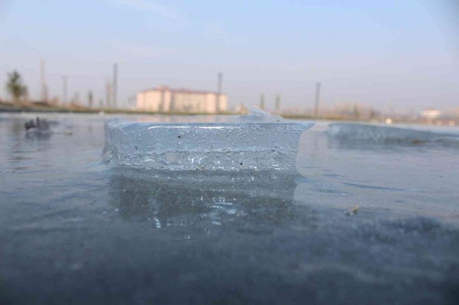 Iğdır Millet Bahçesi’ndeki Havuz Dondu