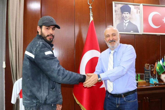 Belediyenin Kaybolan 25 Bin Lirasını Teslim Etti