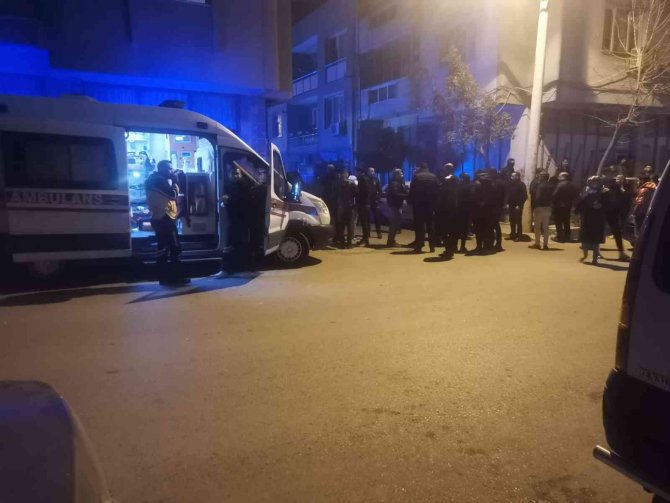İ̇zmir’de Sır Ölüm: 18 Yaşındaki Genç Sokak Ortasında Ölü Bulundu