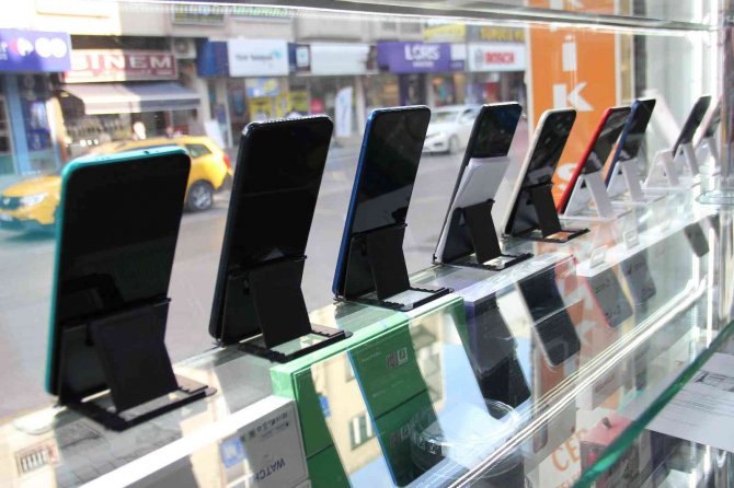Anne-çocuk Görünümlü Hırsızlar Telefoncu Dükkanlarını Mesken Tuttu