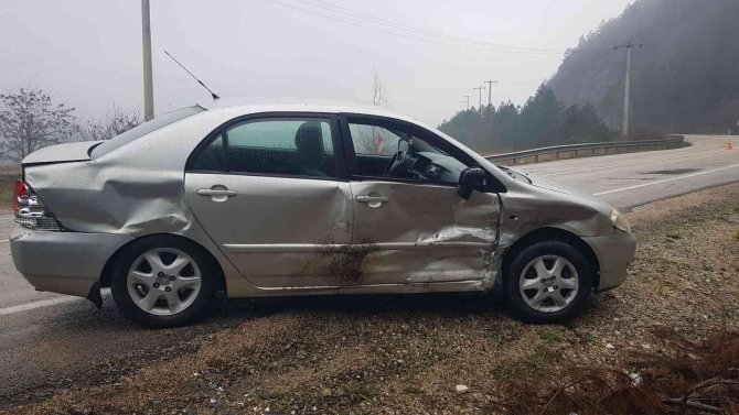 Karabük’te İki Otomobil Çarpıştı: 3 Yaralı