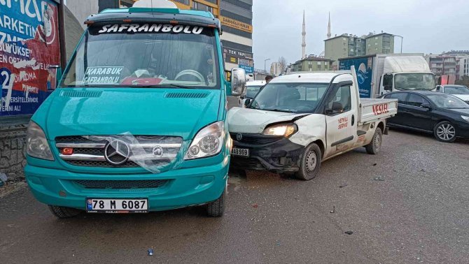 Kazada Otomobili Hasar Görünce Gözyaşlarına Boğuldu